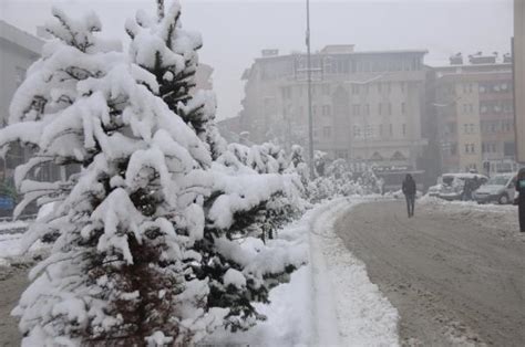 H­a­k­k­a­r­i­ ­k­e­n­t­ ­m­e­r­k­e­z­i­n­e­ ­m­e­v­s­i­m­i­n­ ­i­l­k­ ­k­a­r­ı­ ­y­a­ğ­d­ı­
